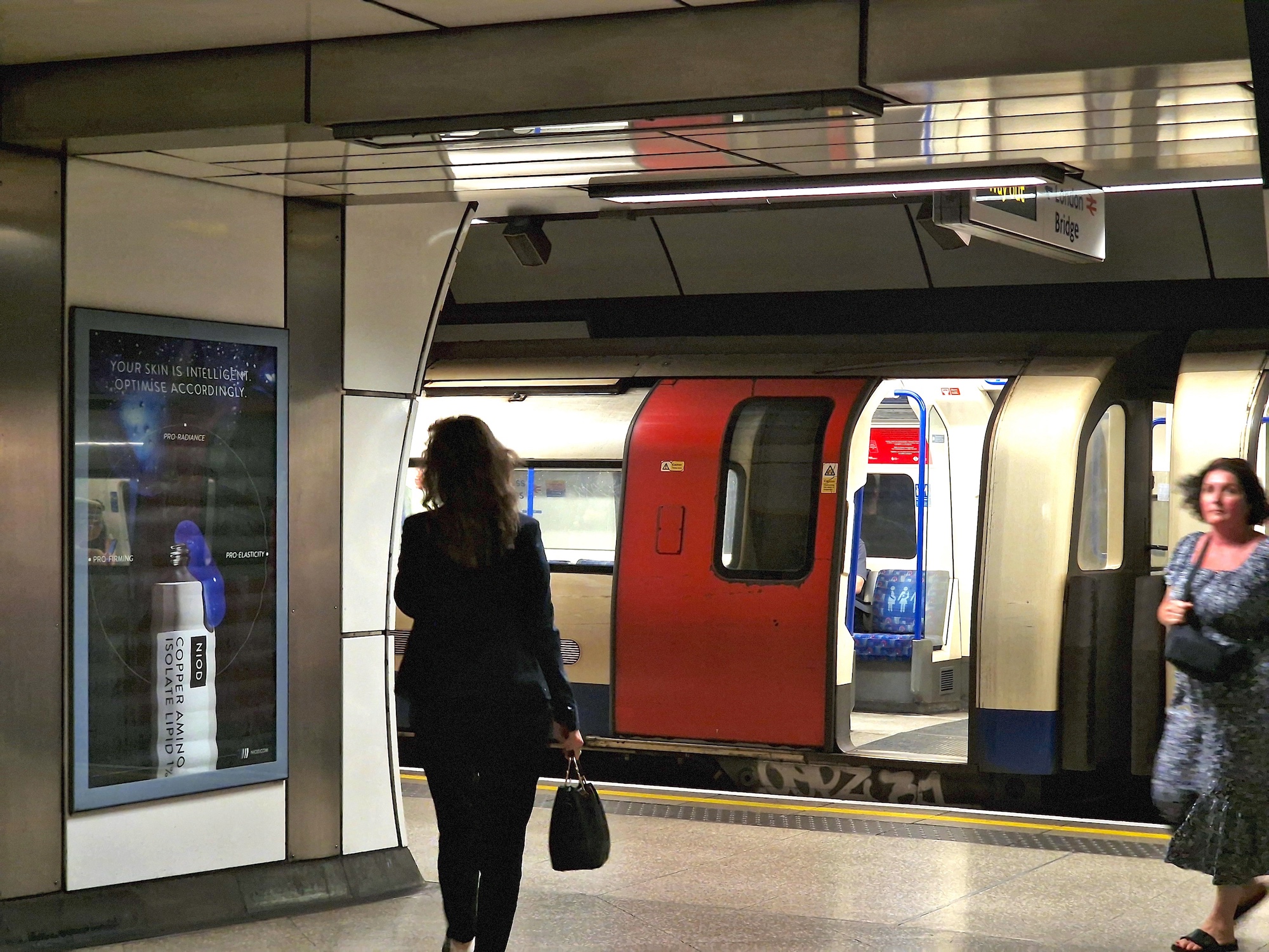 OOH, London Underground, 4-Sheets, Commuter, NIOD, Beauty