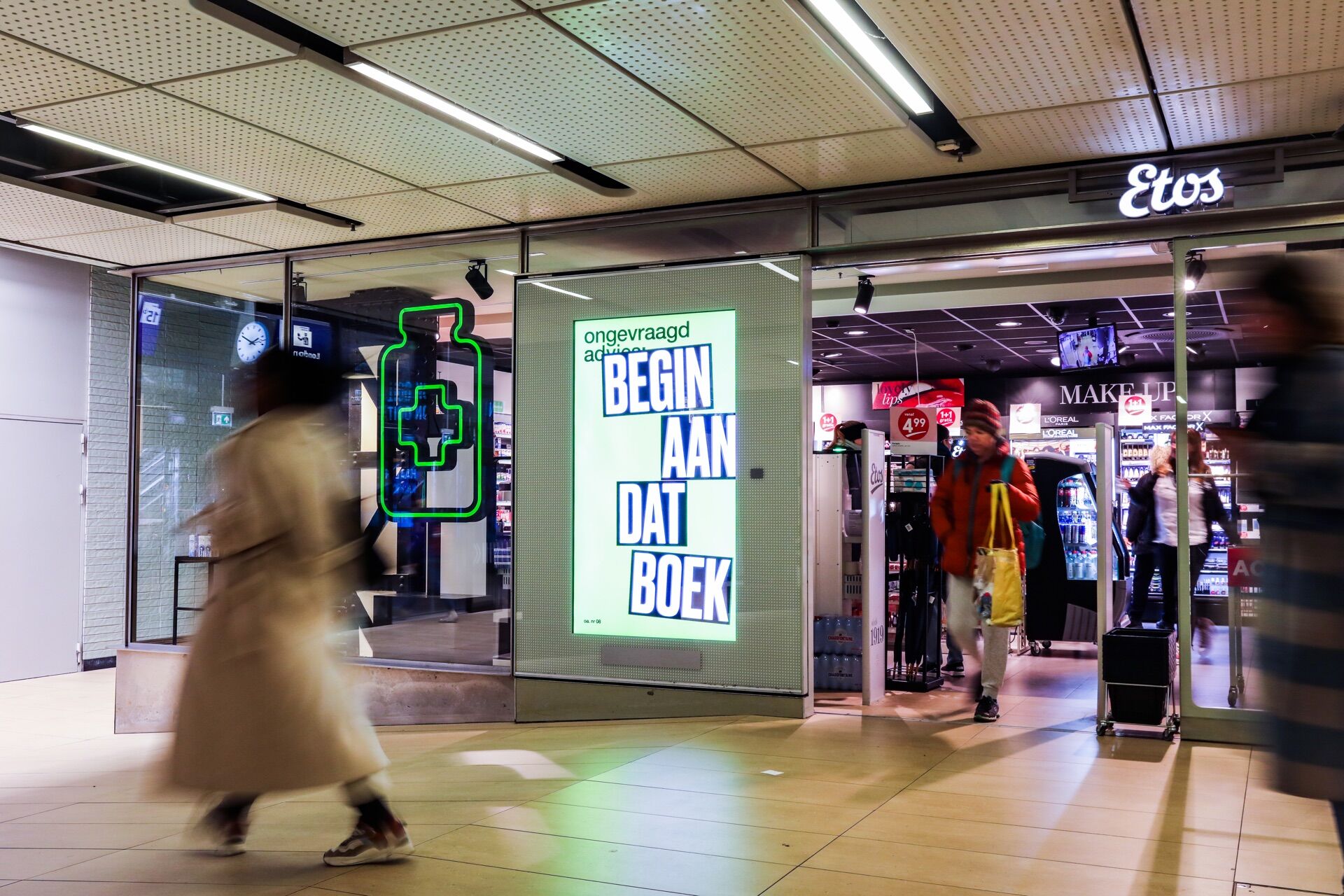 Retail digital screens in Amsterdam - Pack London out-of-home advertising