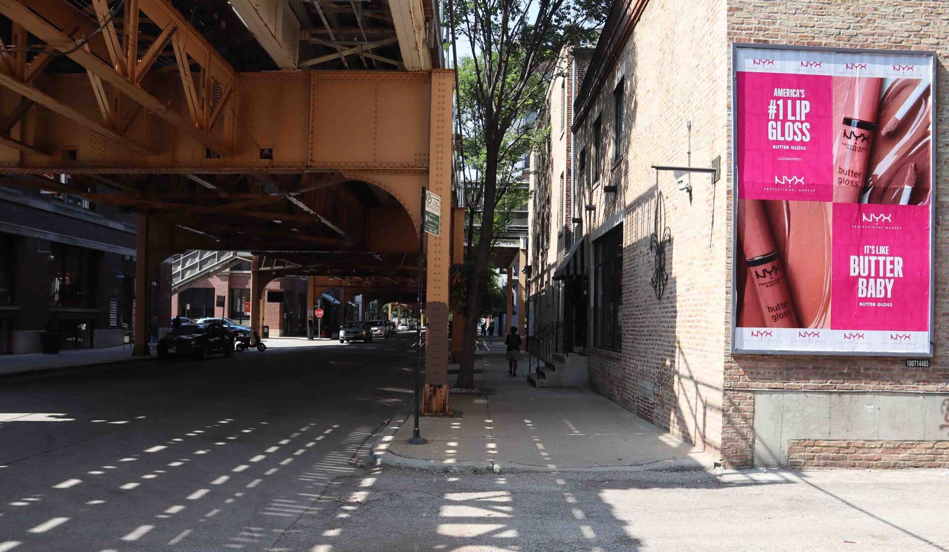 Ground Level Billboards in Chicago - Pack London out-of-home advertising