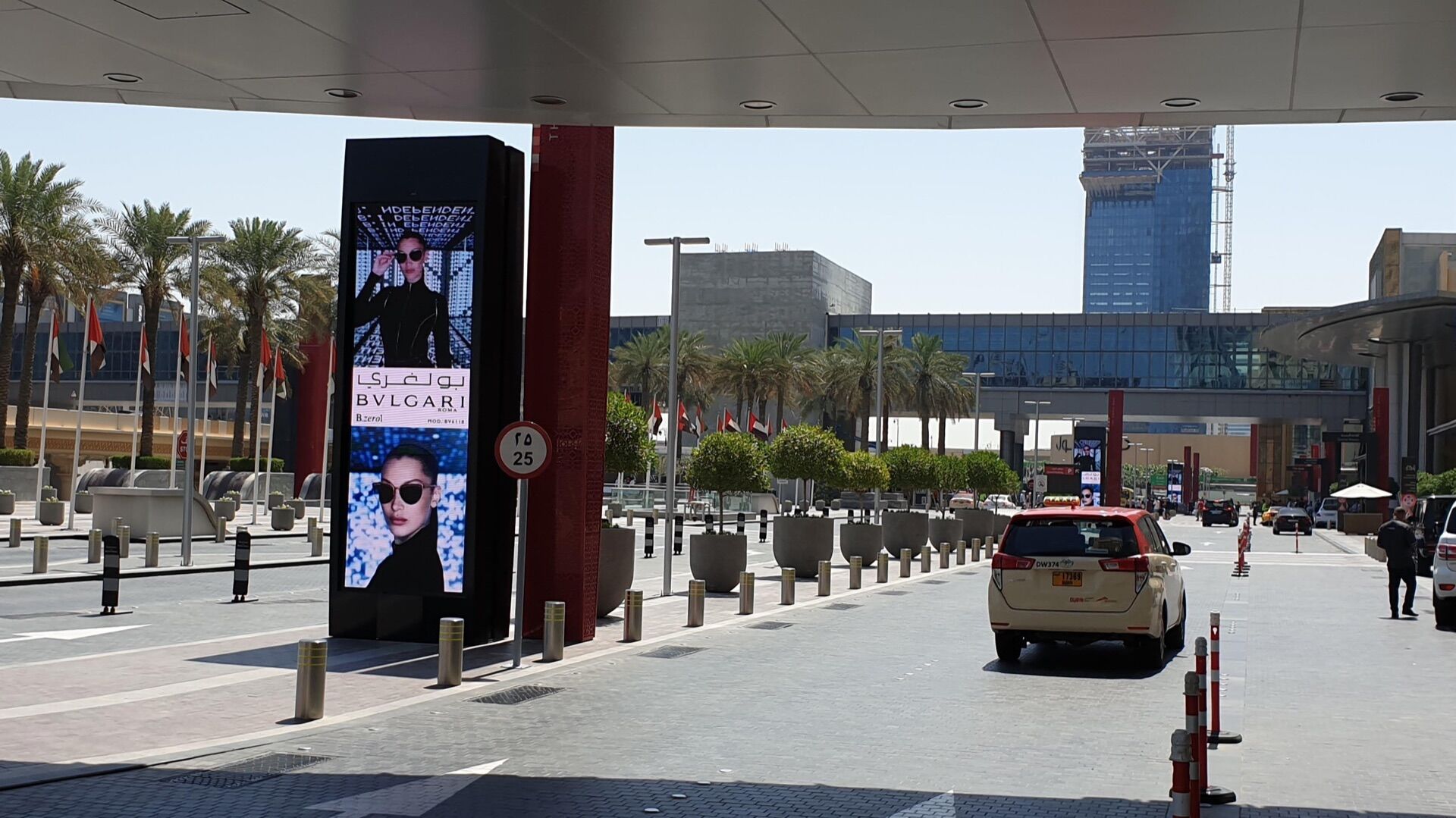 Digital Mall Network - The Dubai Mall in Dubai - Pack London out-of-home advertising