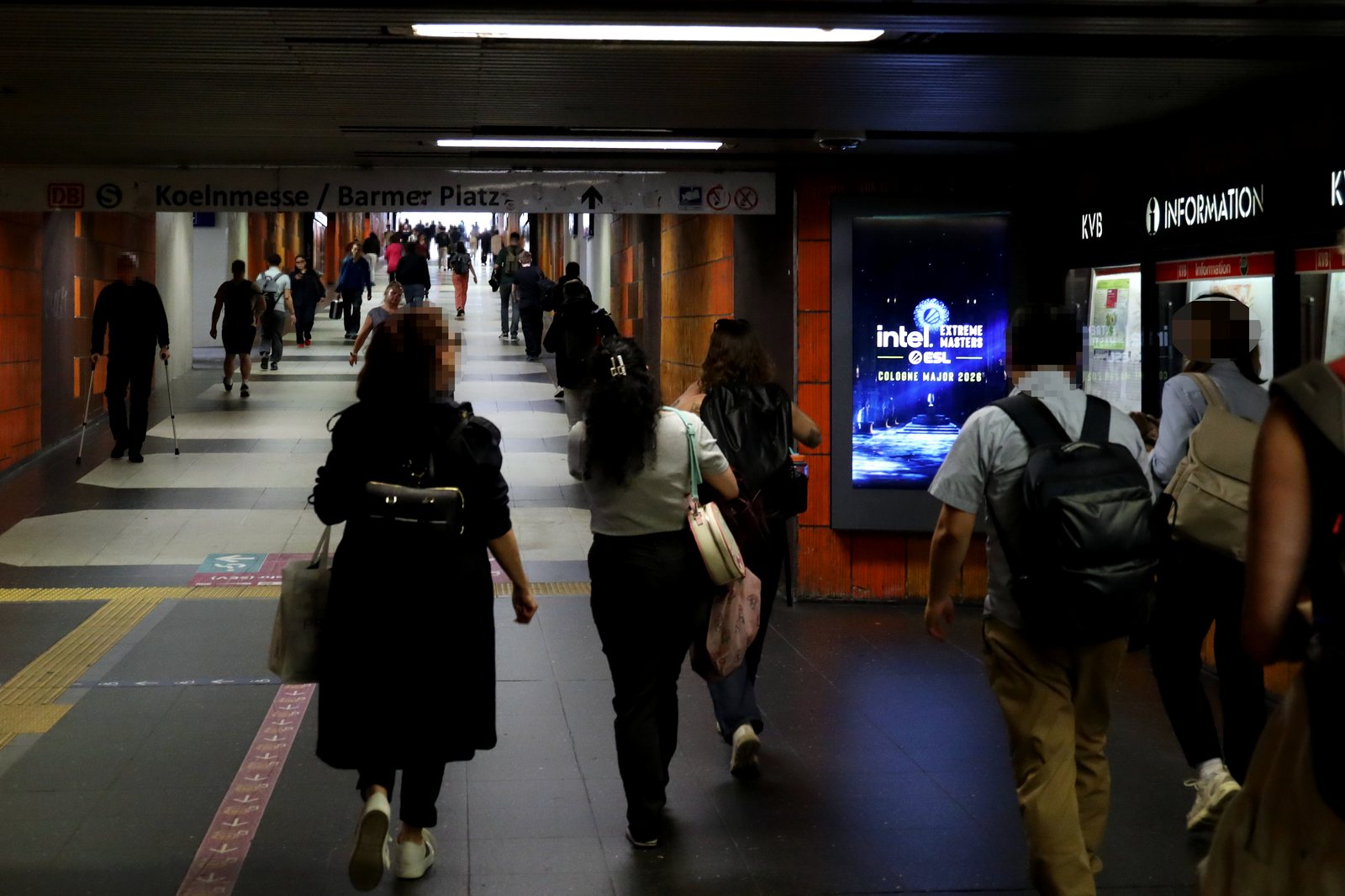 IEM Cologne digital infoscreen in the Koelnmesse commuter corridor