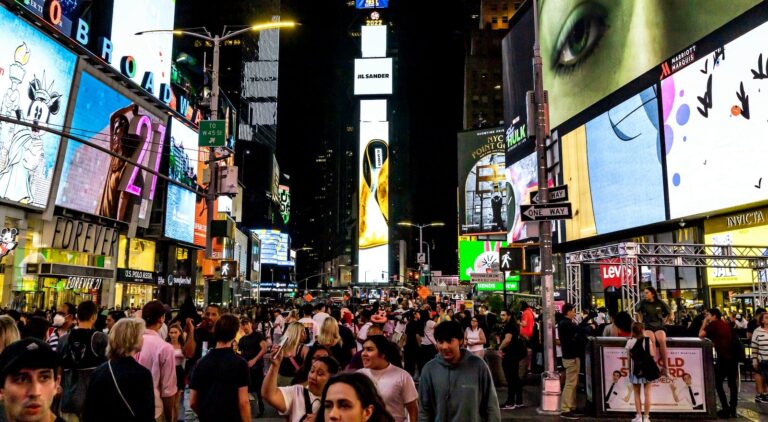 Jil Sander's global DOOH landmark campaign