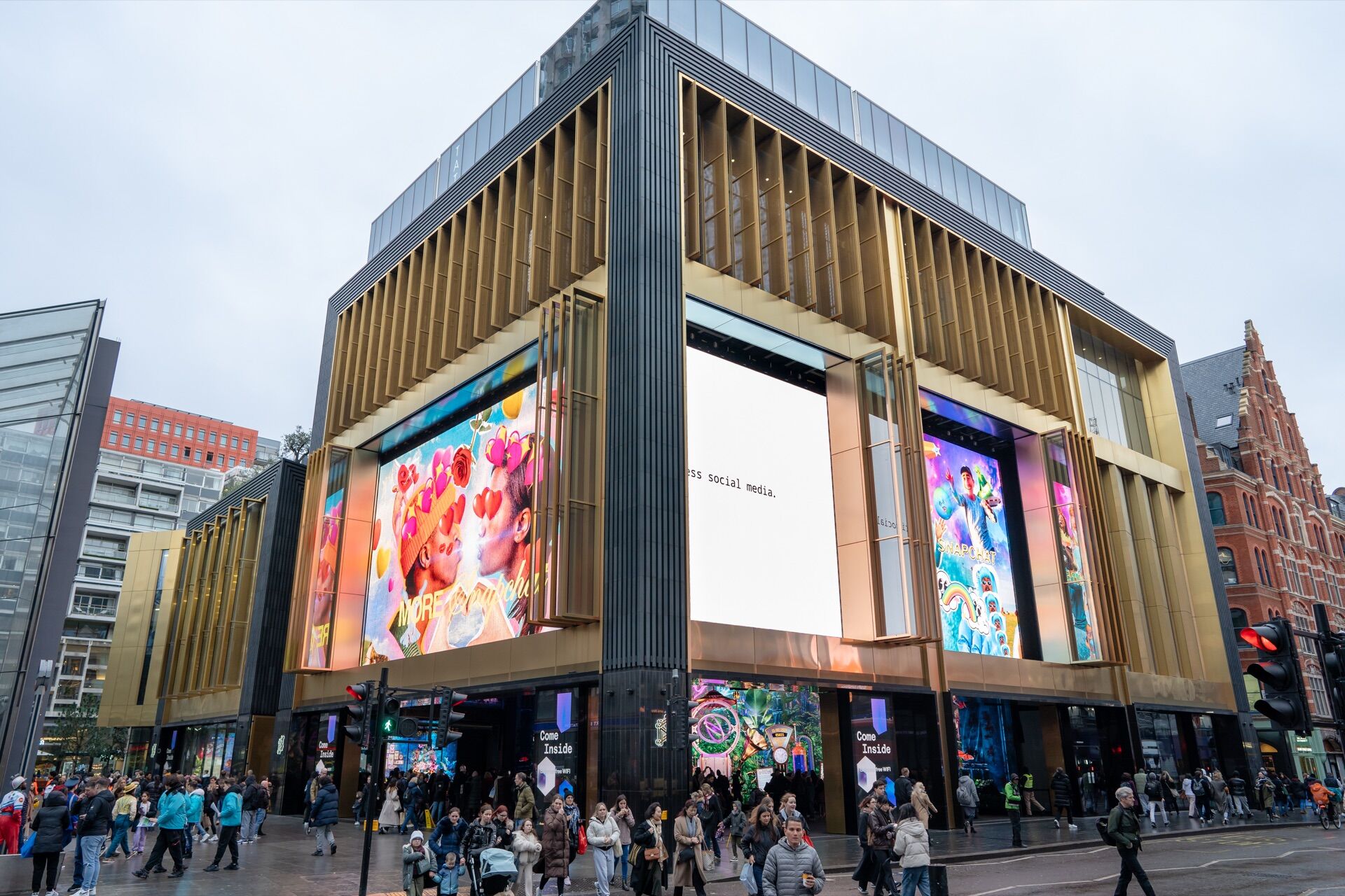 Vista, Tottenham Court Road in London - Pack London out-of-home advertising