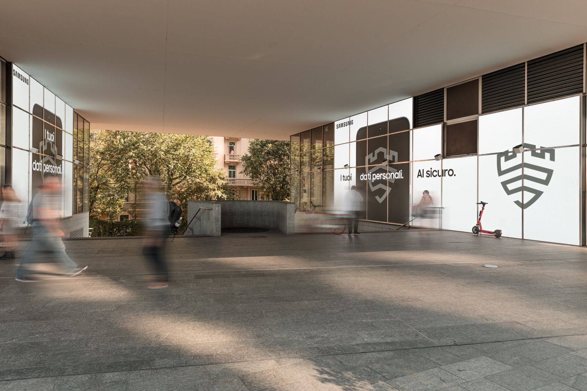 Gae Aulenti Domination - Castiglioni in Milan - Pack London out-of-home advertising