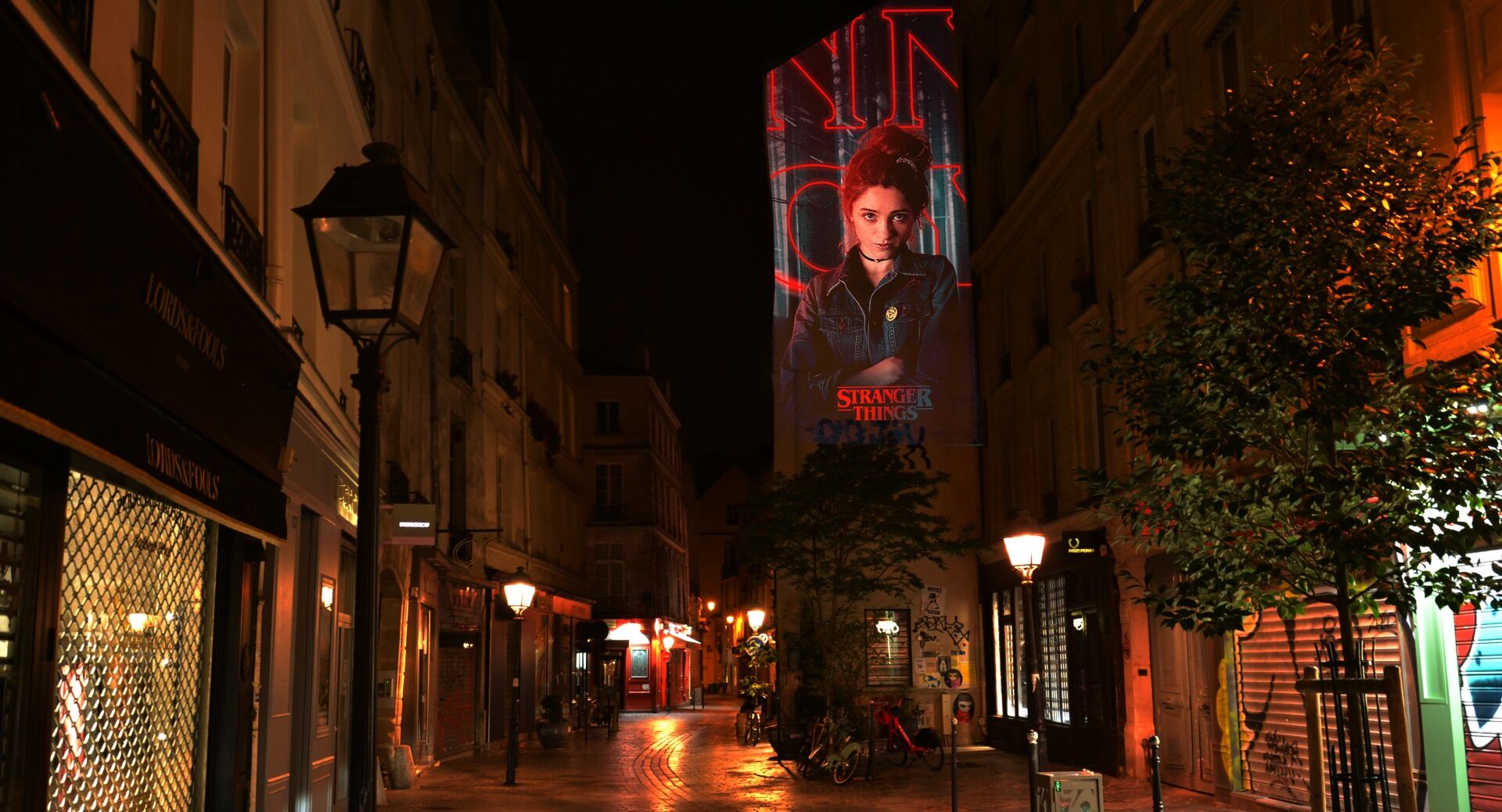 Building projections in Paris - Pack London out-of-home advertising