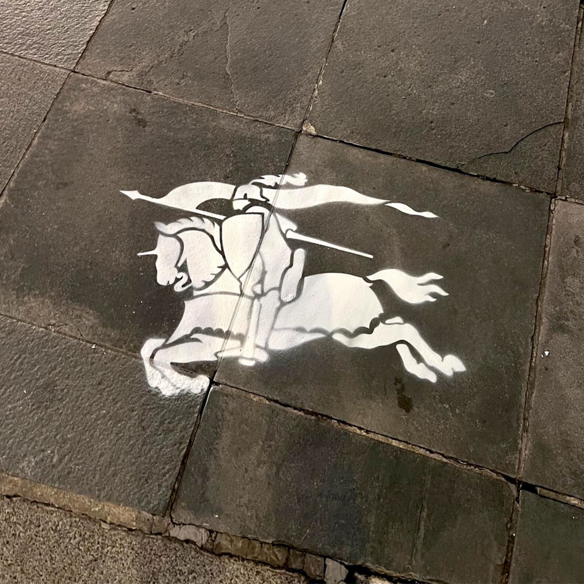 Chalk stencils in Paris - Pack London out-of-home advertising