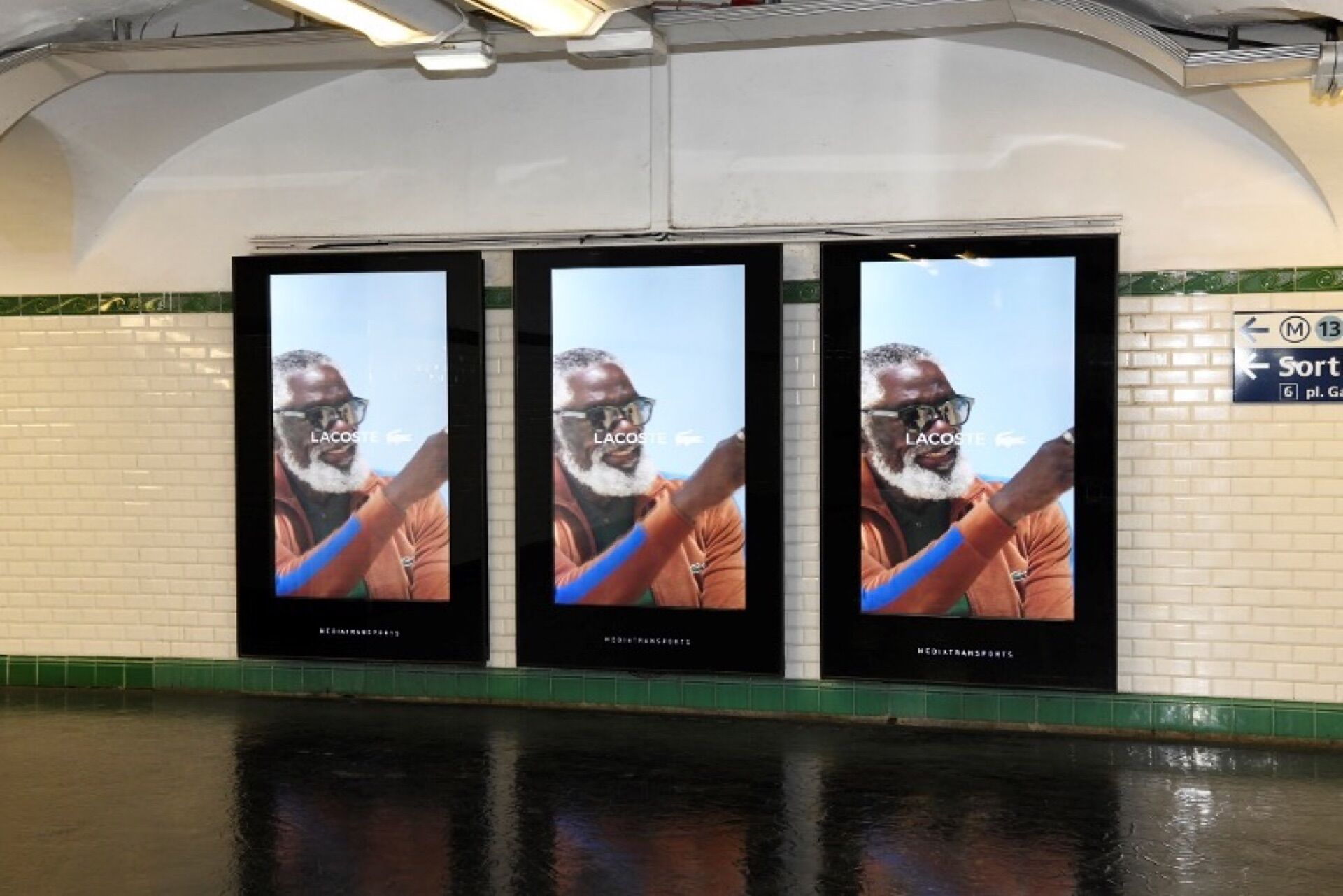 Métro digital 6-sheets in Paris - Pack London out-of-home advertising