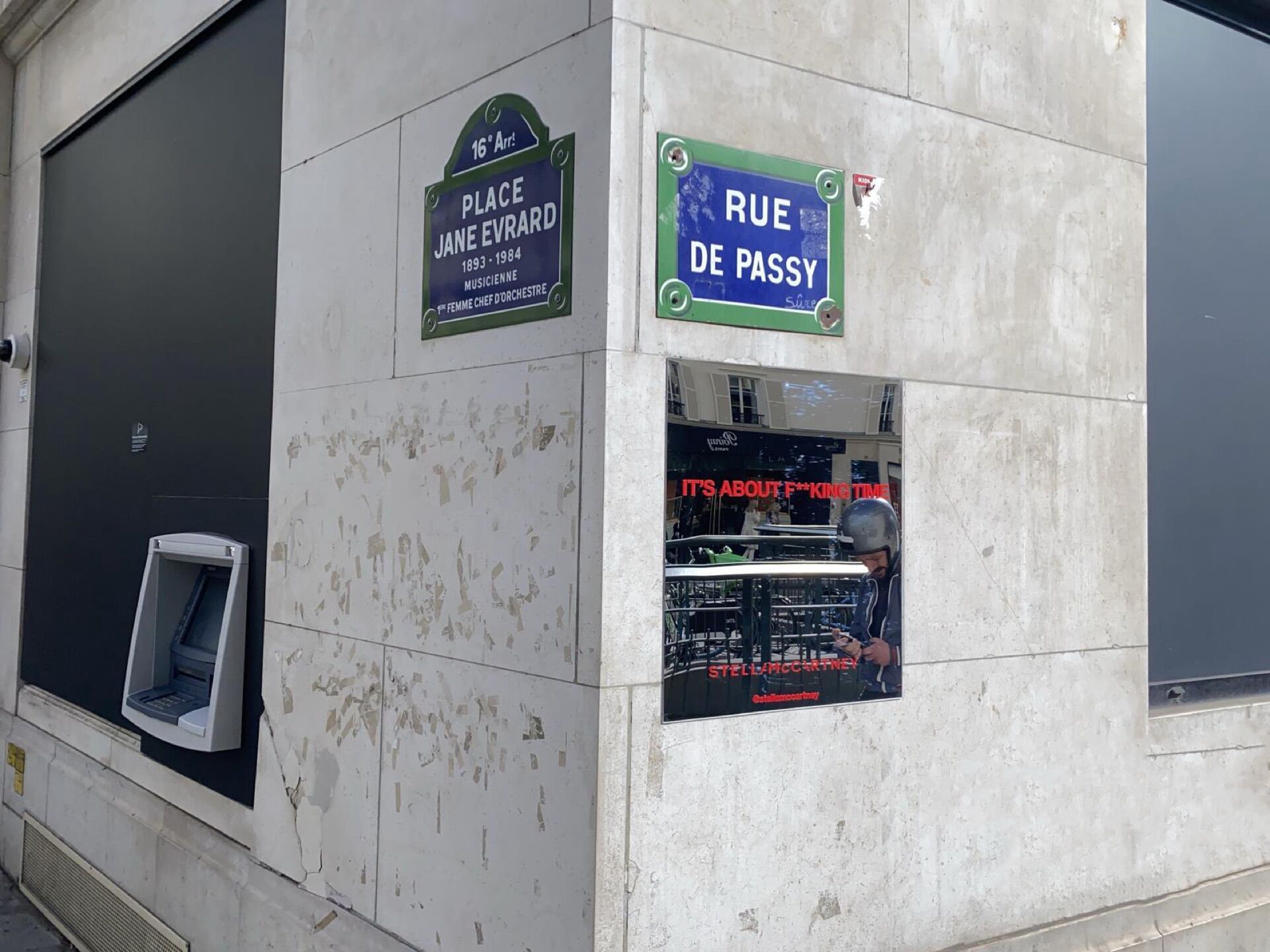 Mirrored installations in Paris - Pack London out-of-home advertising